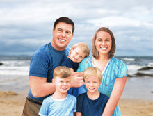 Load image into Gallery viewer, Color portrait with background - family drawn at the beach - colour portrait - drawings and portraits from your photos - drawking.com - DrawKing